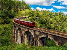 Vlak na Nine Arch Bridge, Sr Lanka