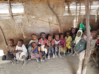 Škola v masajskej dedine, Serengeti, Tanzánia