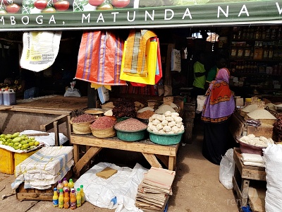 Obchod so strukovinami a cestovinami, trh v Stone Town, Zanzibar, Tanzánia