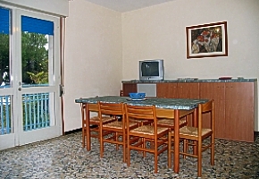 villa DAL MORO obvacia izba s jedlenskm stolom