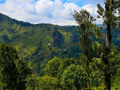 dvaja letia na zip line