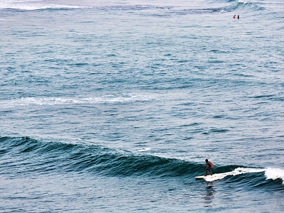 surfer na vlne