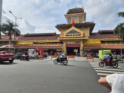 Budova trhoviska Binh Tay