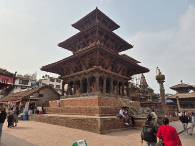 Tradi�n� trojposchodov� dreven� hinduistick� pagoda Bhairavnath s bohatou rezb�rskou v�zdobou, vyv��en�m tehlov�m podstavcom a st�pom so sochou na n�mest� Taumadhi Square v historickom meste Bhaktapur.