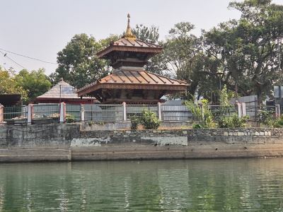 Dvojposchodov� pagoda hinduistick�ho chr�mu Tal Barahi na malom zelenom ostrove obklopenom vodou jazera Phewa v Pokhare.