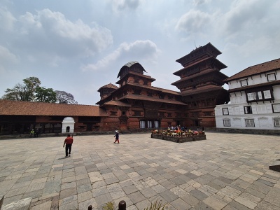 Priestrann� dl�den� n�dvorie Nasal Chowk v historickom kr�ovskom pal�ci Hanuman Dhoka s viacstup�ovou ve�ou Basantapur Tower v K�thm�ndu.