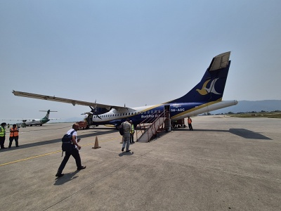 Cestuj�ci nastupuj� po schod�koch do vrtu�ov�ho lietadla leteckej spolo�nosti Buddha Air na letiskovej ploche v Nep�le.