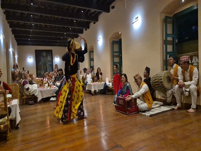 Tane�n��ka v tradi�nom nep�lskom kroji predv�dza �udov� tanec za sprievodu �iv�ch hudobn�kov po�as ve�ere v re�taur�cii Bhojan Griha v K�thmandu.