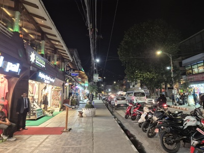 No�n� atmosf�ra s obchodmi a motorkami v turistickej �tvrti