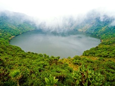 Jazero Bisoke, park Volcanoes, Rwanda
