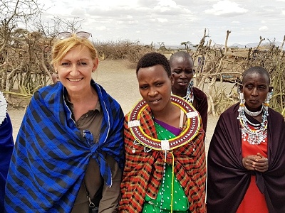 S masajskmi mumi si mete zasai, s majskmi enami zatancova, Masajsk dedina, Serengeti, Tanznia