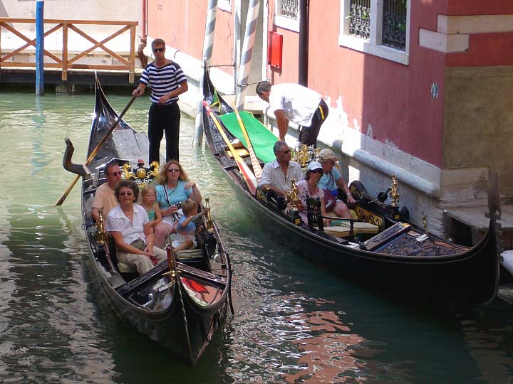 Benátky turisti gondola
