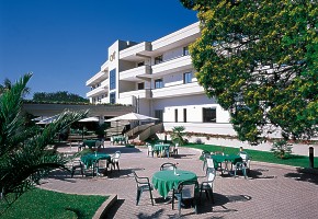 hotel Clorinda posedenie pred hotelom