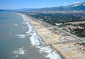  Tosknsko - znme ple Versilia sa tiahnu od Marina di Massa cez Forte dei Marmi, Marina di Pietrasanta po Viareggio 