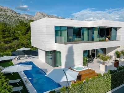 vila s baznom v Starigrade