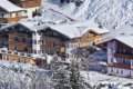 Hotel Palfengut s dreven�mi balk�nmi, zasne�en�mi strechami a stromami