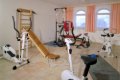 Miestnos� s rotopedmi, posil�ovacou ve�ou a dreven�mi rebrinami