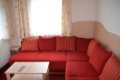 �erven� rohov� seda�ka s vank��mi a svetl�m konferen�n�m stol�kom
