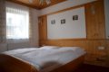 Sp�l�a s dvojl��kom, dreven�m obkladom a no�n�m stol�kom so z�suvkou