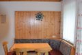 Jed�lensk� k�t s rohovou lavicou, dreven�m stolom a stoli�kami pri okne