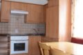 Kuchy�a so vstavanou r�rou a jed�lensk�m stolom pod dreven�m stropom