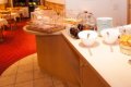 Bufetov� pult s miskami, ovoc�m, cere�liami a kovov�m n�pojov�m z�sobn�kom
