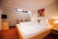 Dvojl��ko pod farebnou ma�bou, no�n� stol�k a �erven� vzorovan� koberec
