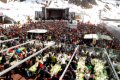 Dav pred koncertn�m p�diom v zasne�en�ch hor�ch a pln� terasa so stolmi
