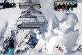 Seda�kov� lanovka nad ve�kou snehovou sochou postavy s dychov�m n�strojom