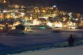 No�n� Ischgl s osvetlen�mi budovami a zasne�enou plochou v popred�