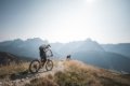 Cyklista s batohom na kamenistej trase nad �dol�m s horskou panor�mou