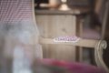 Detail dreven�ho kresla s k�rovan�m �al�nen�m a �erven�m sedadlom