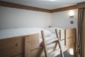 Horn� dreven� l��ko s bielou poste�nou bieliz�ou a rebr�kom