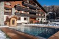 Hotel La Rouja s dreven�mi balk�nmi a vonkaj��m baz�nom obklopen�m snehom