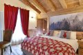 Dvojl��ko s �ervenou vzorovanou prikr�vkou a mot�vom lesa nad �elom