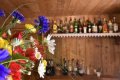 Pestrofarebn� kytica pred dreven�m barom s f�a�ami na policiach