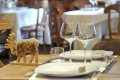 Prestret� dreven� st�l s poh�rmi na v�no a dekorat�vnou fig�rkou soba