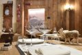 Detail prestierania s bielymi taniermi, obr�skami a zvierac�mi dekor�ciami
