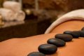 Hladk� �ierne mas�ne kamene ulo�en� v rade na odhalenom chrbte