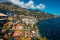 Terasovit� budovy hotela nad z�livom s lo�ami a domami na svahoch Positana