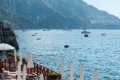 Le�adl� a zatvoren� slne�n�ky na drevenej terase pri mori pod skalnat�mi svahmi
