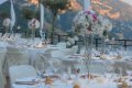 Sl�vnostne prestret� okr�hle stoly s kvetmi pod tieniacimi plachtami