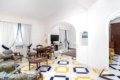 Obytn� priestor s kreslami, dreven�m stolom a bielo-modro-�ltou dla�bou