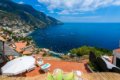 Terasy s bielym slne�n�kom nad z�livom s lo�ami a z�stavbou na svahoch