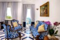Sedenie s modrobielou pohovkou, kreslami, �lt�mi vank��mi a orchideou