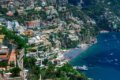 Domy na strm�ch svahoch Positana nad pl�ou s radmi slne�n�kov a lo�ami