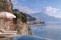 Baz�n na skalnatom pobre�� s le�adlami a v�h�adom na more a Amalfi