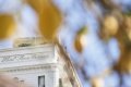 Horn� �as� bielej fas�dy s n�pisom Hotel Santa Caterina za citr�nmi