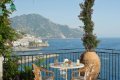 Stol�k s n�pojmi na terase s v�h�adom na Amalfi, more a horsk� pobre�ie