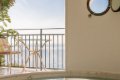 V�riv� va�a pri otvorenom balk�ne so stol�kom a v�h�adom na more